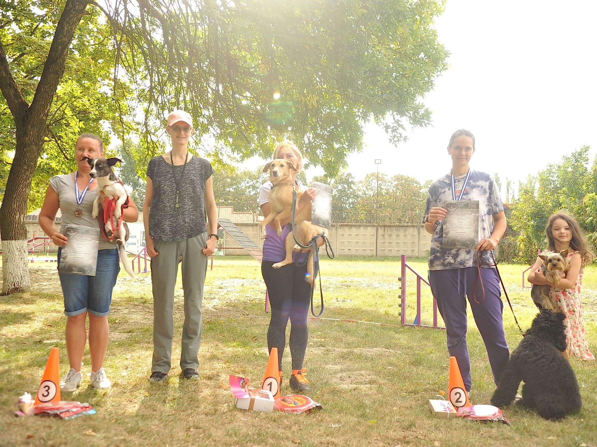 На нашей площадке 2 октября прошли квалификационные испытания по аджилити по судейством Гагариновой Дарьи.
