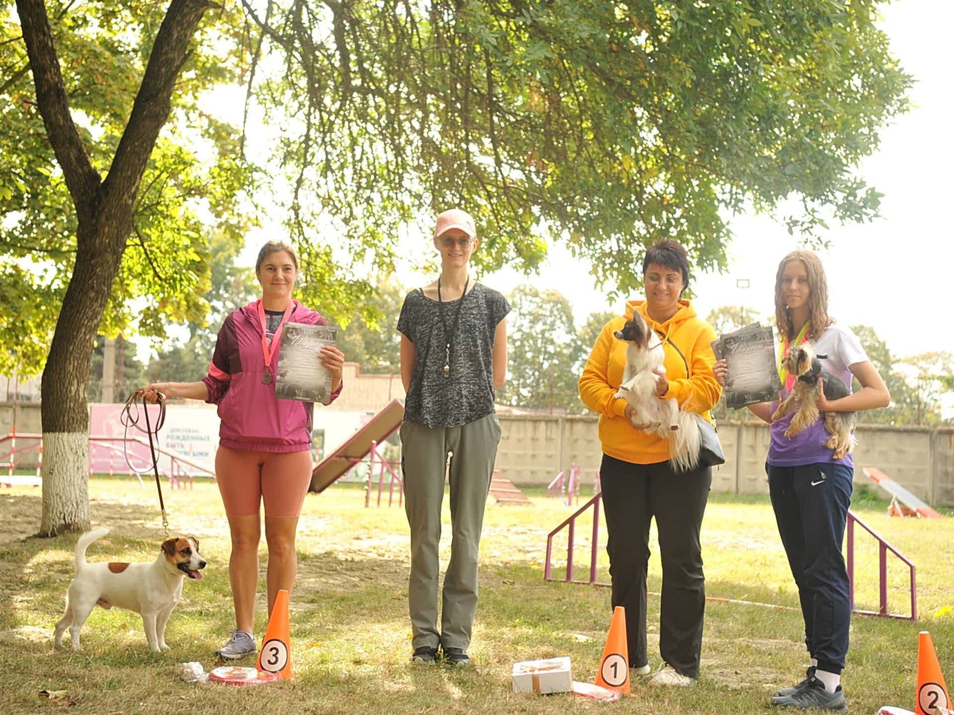 На нашей площадке 2 октября прошли квалификационные испытания по аджилити по судейством Гагариновой Дарьи.